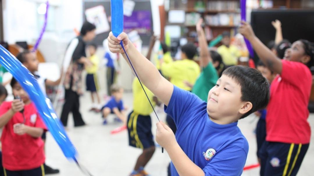 Circus science rocket balloon workshop MUTIARA school in Malaysia Pupils explore the forces behind launching a rocket balloon by holding the inflated section and pulling on the deflated tail, then letting go.